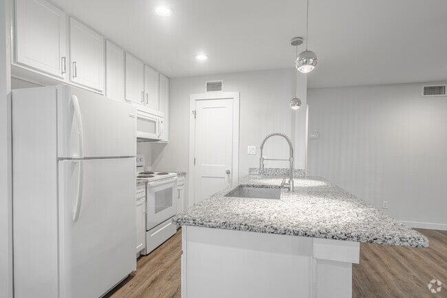 2BR, 1BA - 836SF