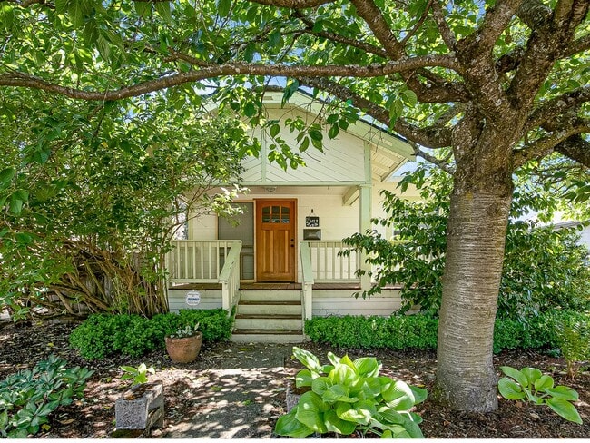 Photo - Adorable, vintage 1924 2-bdrm/1-bath w/ fe...