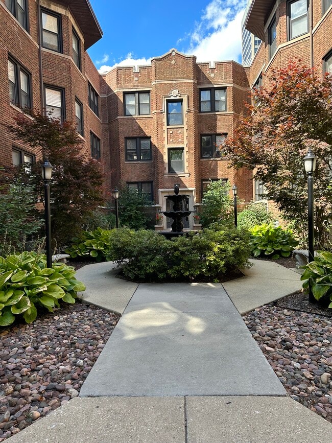 Building Photo - 528 W Cornelia Ave Unit 1N Rental