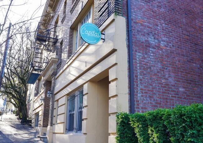Building Photo - Gleaming Hardwoods in Spacious Studio Read... Unit 05 Rental