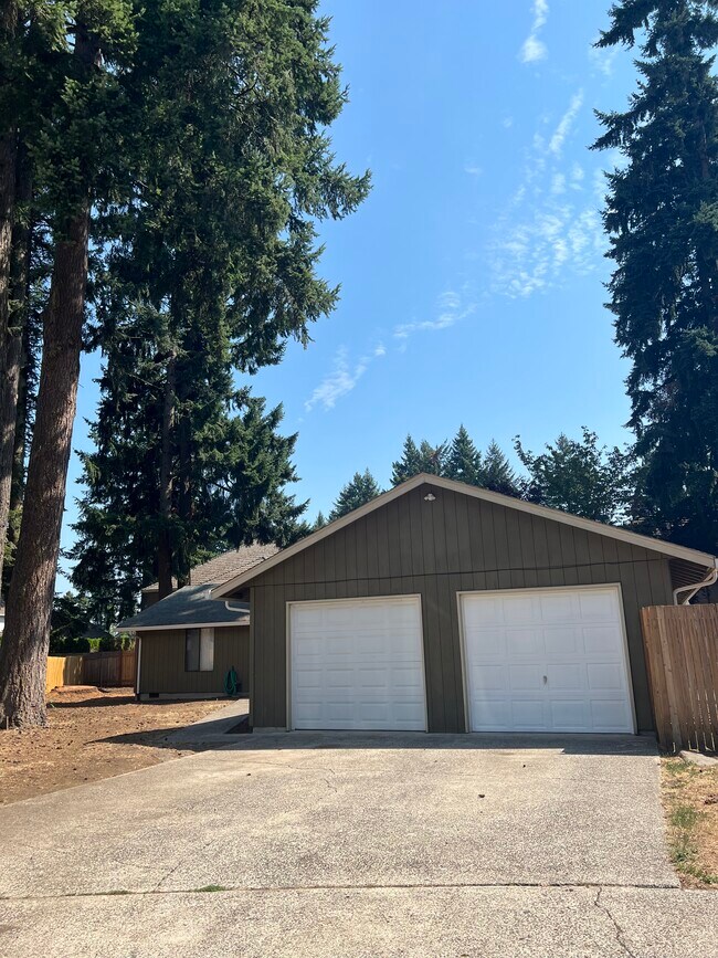 Esta unidad cuenta con plaza de aparcamiento del lado derecho y garaje. - 14310 NE 14th Cir