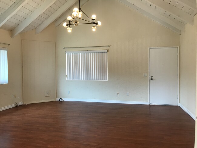 Living Room - 2201 Vanderbilt Ln Casa Adosada