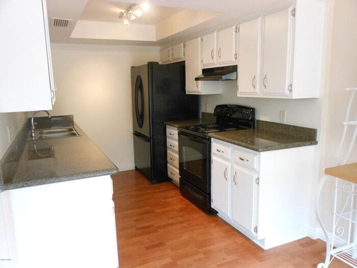 One month Free on OAC and 13 month lease.Location!! Minutes from Old Town Scottsdale, Fashion Squ... - One month Free on OAC and 13 month lease.Location!! Minutes from Old Town Scottsdale, Fashion Squ...