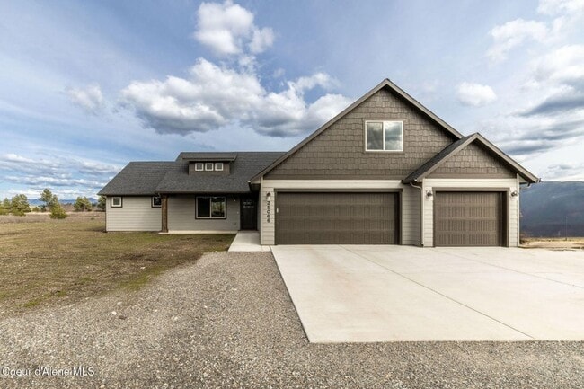 Building Photo - Beautiful home on 5 Acres