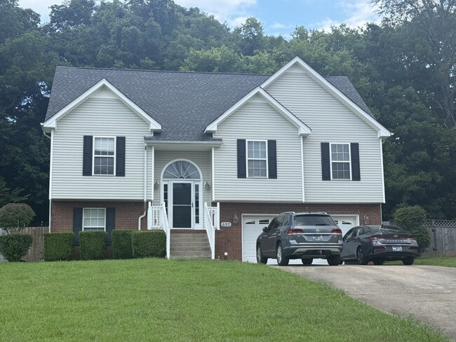 Building Photo - 692 Winding Bluff Way