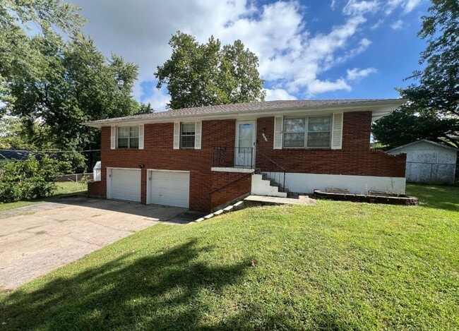 Building Photo - Spacious 3 Bedroom Home with Bonus Basemen...