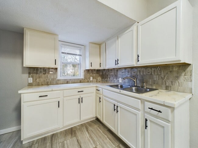 Photo - 2323 Lister Ave