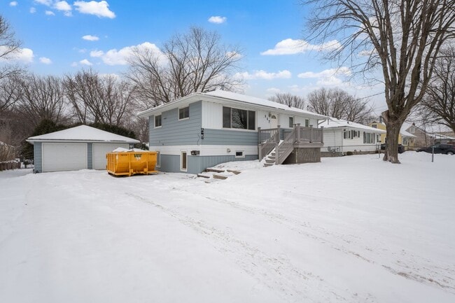 Building Photo - 117 21st St SE Unit B (lower)