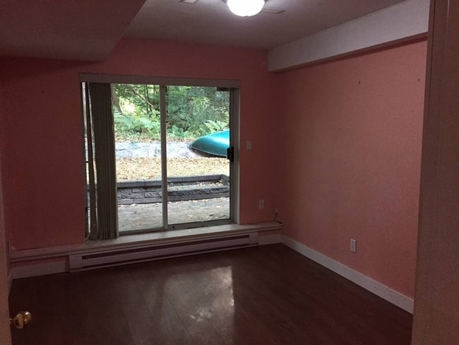3258 Strathaven Ln Unit 2 Bedroom + Den Garden-Level Suite