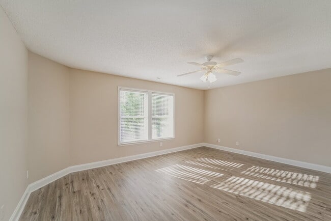 Photo - 712 Winborne Ave SW