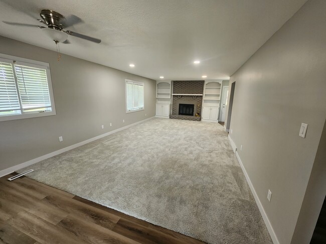 Sala de estar con chimenea - 4660 NW 62nd Ave Casa