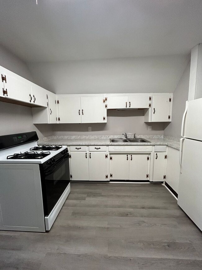 Building Photo - 221 S Highland St Unit 221 S. Highland St. #3 Rental