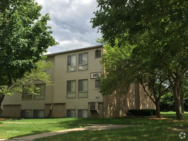 Building Photo - Woodlake Village Apartments