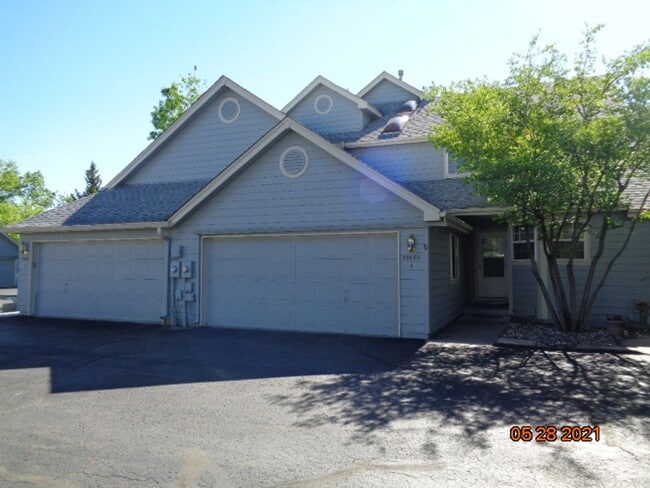 Building Photo - 2 BR/2 1/2 BA Townhouse in Gated Littleton...