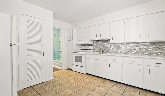 Building Photo - 17 Wilmot St Unit 1 Rental