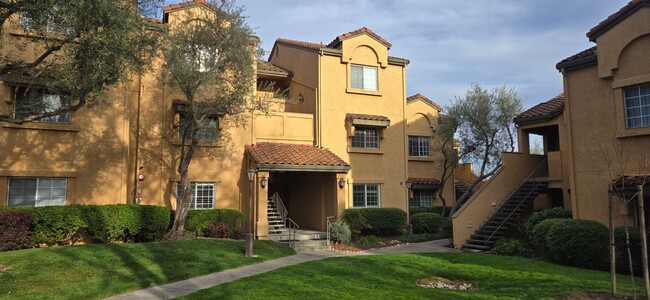 Spacious 1 bedroom condo in gated community! - Spacious 1 bedroom condo in gated community!