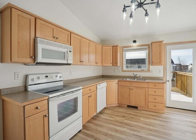 Photo - 1051-38 1/2 38 1/2 Ave W