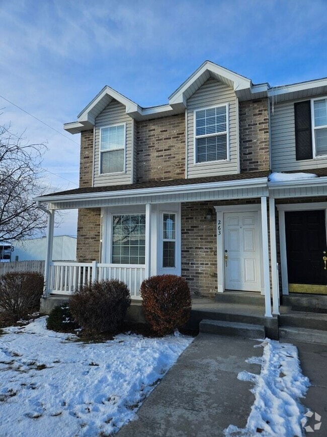 Building Photo - 3 bedroom Parkside Townhome!