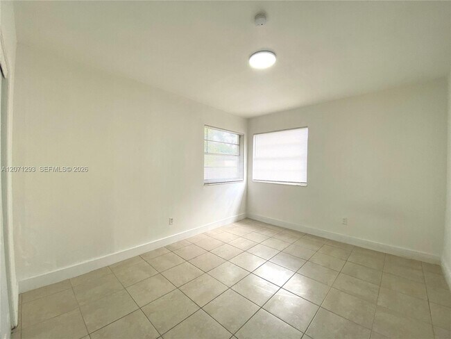 Photo - 120 NE 55th St Unidad 2