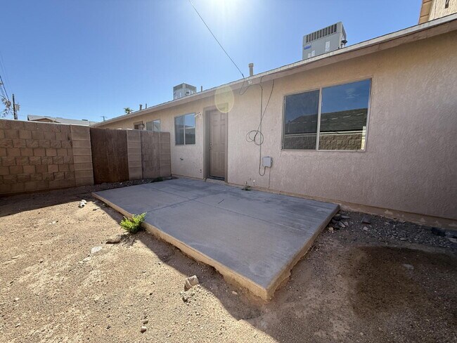 Photo - Downstairs 2 bed 1 bath with yard near Silver Creek. Unidad 3