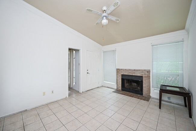 Photo - 3900 Woodchase Dr Unit 86