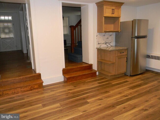 Photo - 863 Lombard Rd