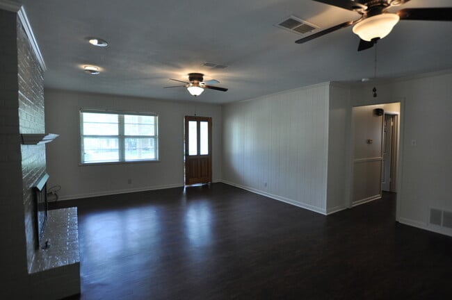 Photo - Tour Today! 3 bedroom in the heart of Sout...