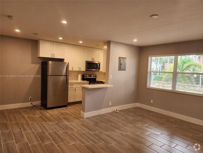 Building Photo - 2121 N Ocean Blvd Unit 7 Rental