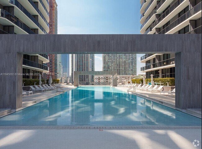 Building Photo - 45 SW 9th St Unit 1009 Rental