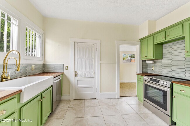 Photo - 4531 Attleboro St