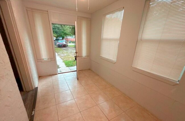 Photo - 3024 W 1st St