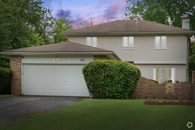 Building Photo - 921 Beechwood Rd Rental