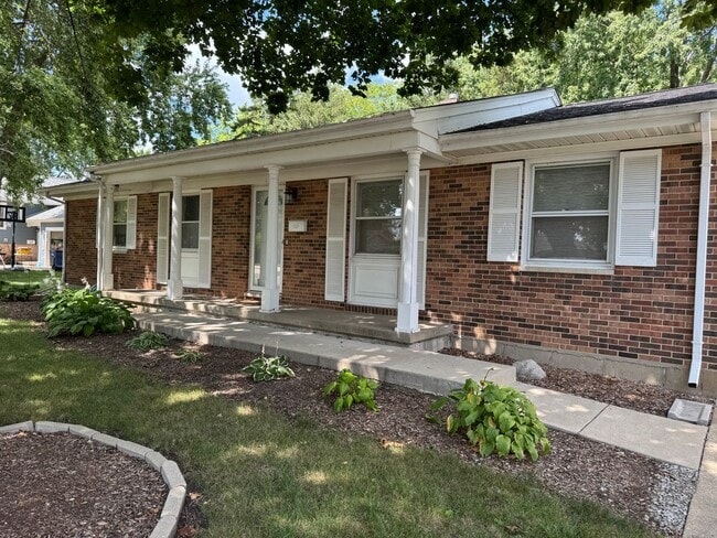 Building Photo - 209 W Royal Dr