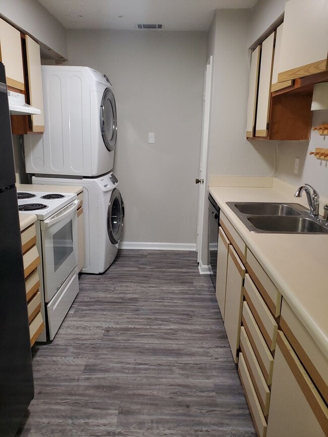 Photo - 2 Bedroom, 2 Bath Georgetown townhome with Community Pool, Tennis court, and Playground!