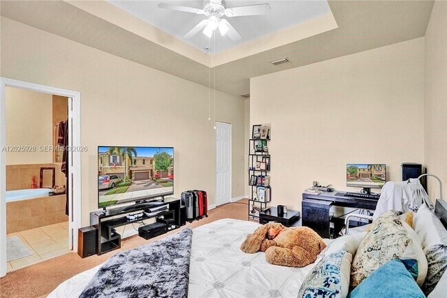 Photo - 821 E Village Cir