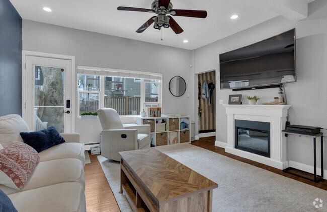 Building Photo - 141 D St Unit 3 Rental