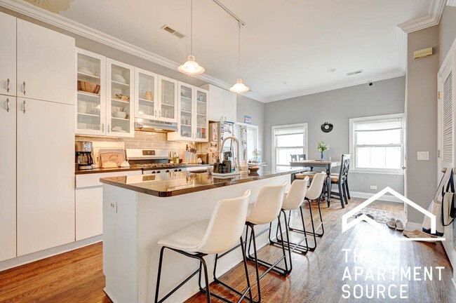 Building Photo - 1341 W Fletcher St Unit 2