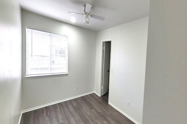 Photo - 10000 Hanna Ave