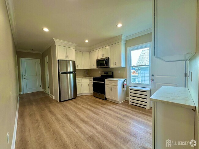 Building Photo - 53 Thornall St Rental
