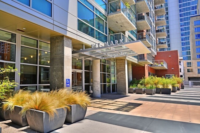 Photo - Expansive East Village 1 Bedroom at The Mark! Small Pet OK! Unidad #402