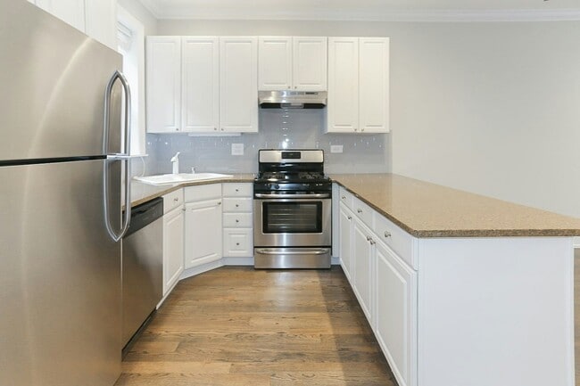 Building Photo - 3855 N Southport Ave Unit 2 Rental