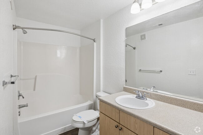 2BR, 2BA - 1075SF - Bathroom
