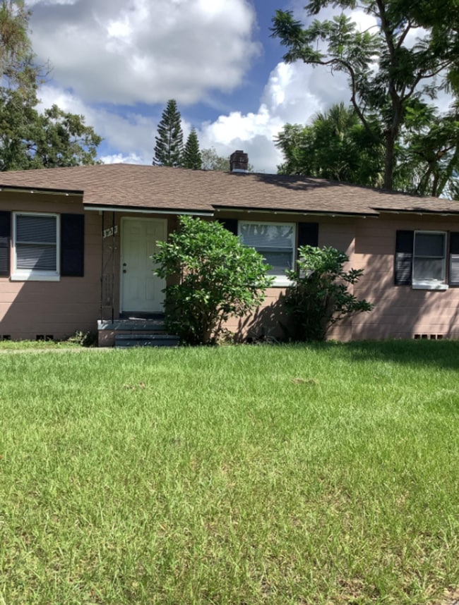 Building Photo - Three Bedroom One Bath Rental