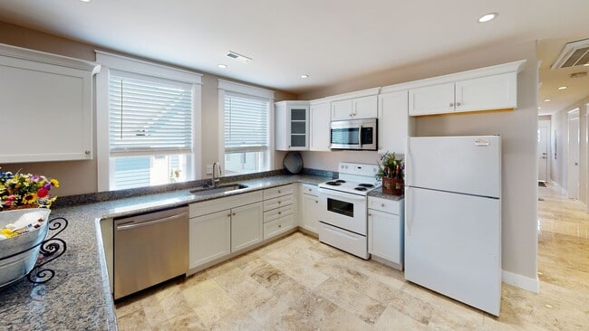 Building Photo - 7BR/4BA Fort Sanders Home | Walk to UTK | ...