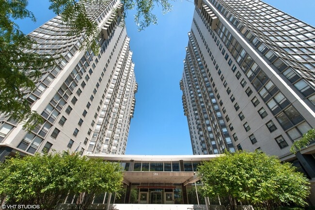 Building Photo - 5701 N Sheridan Rd Unit 7F Rental