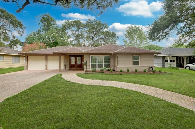 Building Photo - 3 BD / 2 BR Bellaire home on wooded lot!