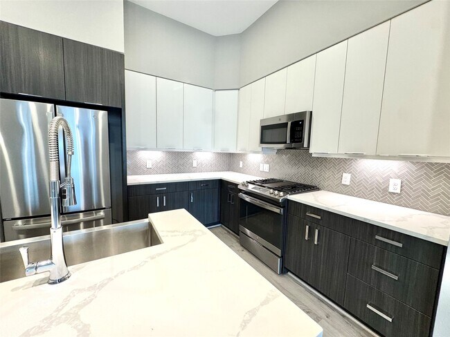 Building Photo - 401 W 25th St