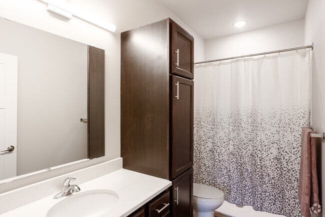 2BR, 2BA - 971SF - Primary Bath