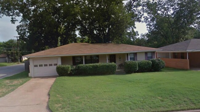 Photo - 902 Henderson St