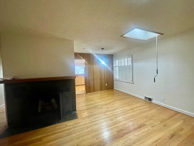 Photo - 3245 31st Ave W